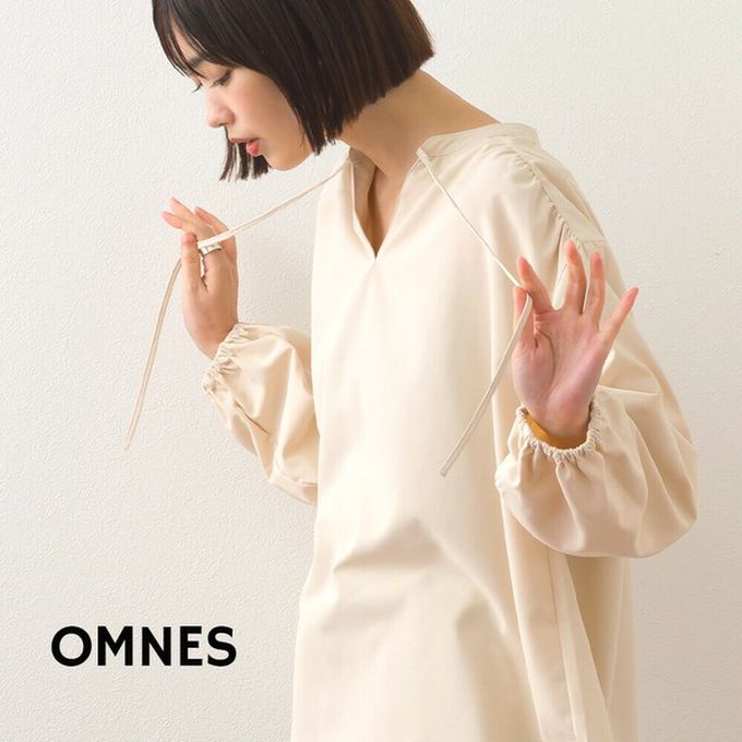 日本 OMNES - 柔滑科技棉 俐落感綁帶澎袖上衣-黑