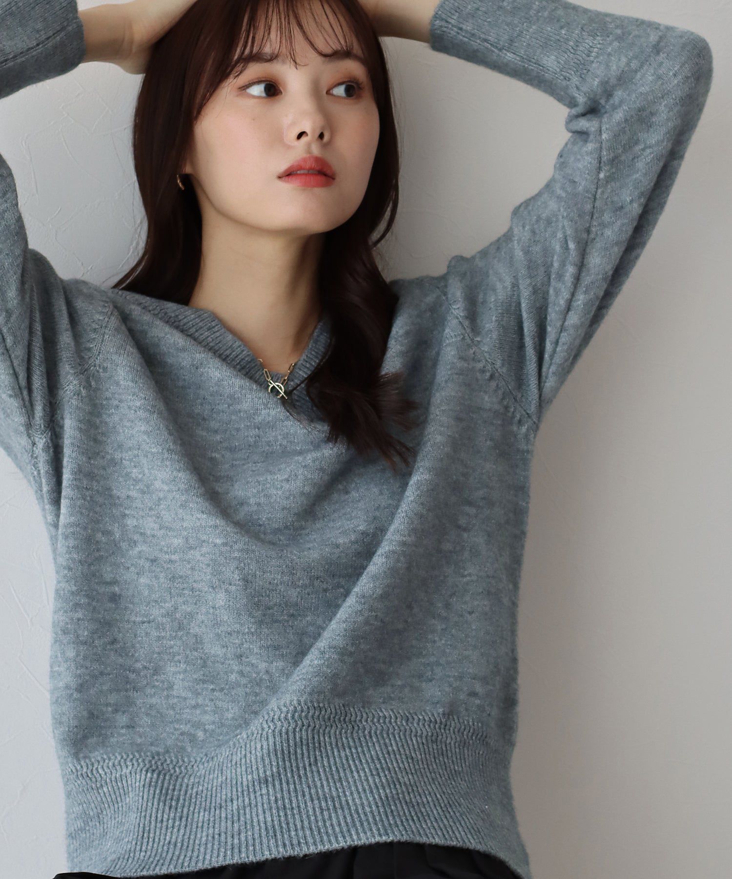 日本 BLUE EAST - 顯瘦V領柔軟針織上衣-黑