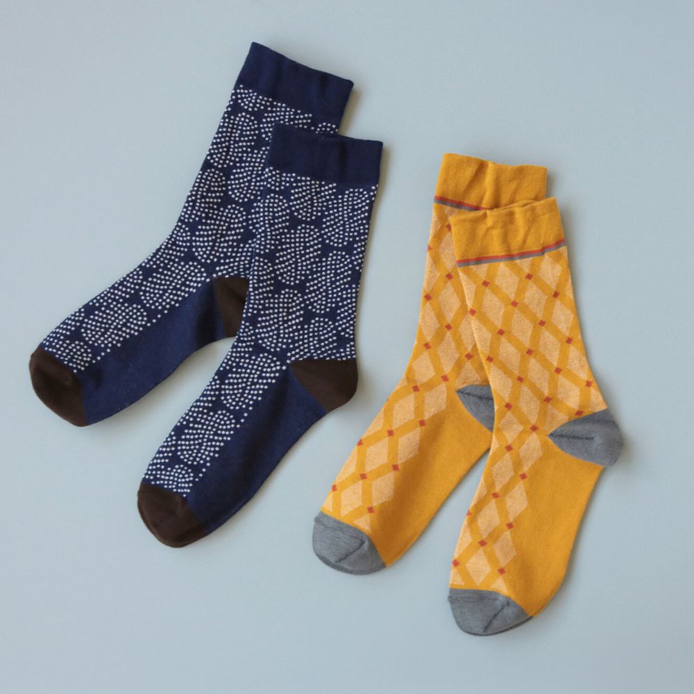 日本 KIVISDOU - (媽媽)中筒襪-超值兩雙組-點點花朵與菱格-深藍x芥末 (22.5-24.5cm)
