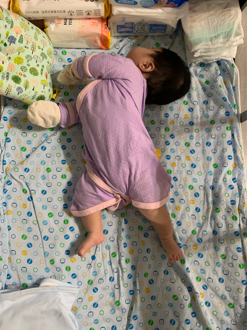 寶寶身體平躺跟抱著的時候會往後弓起來