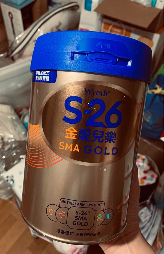 二寶喝s26金愛兒樂,不知道是不是因為配方還是遺傳～哈哈 因為保母還滿常誇讚我家二寶,發展比姐姐來得好學東西也學得更快,大小肌肉發展也很棒 大寶那時候母奶瓶餵&amp;金貝親，感覺奶粉不一樣真的有差