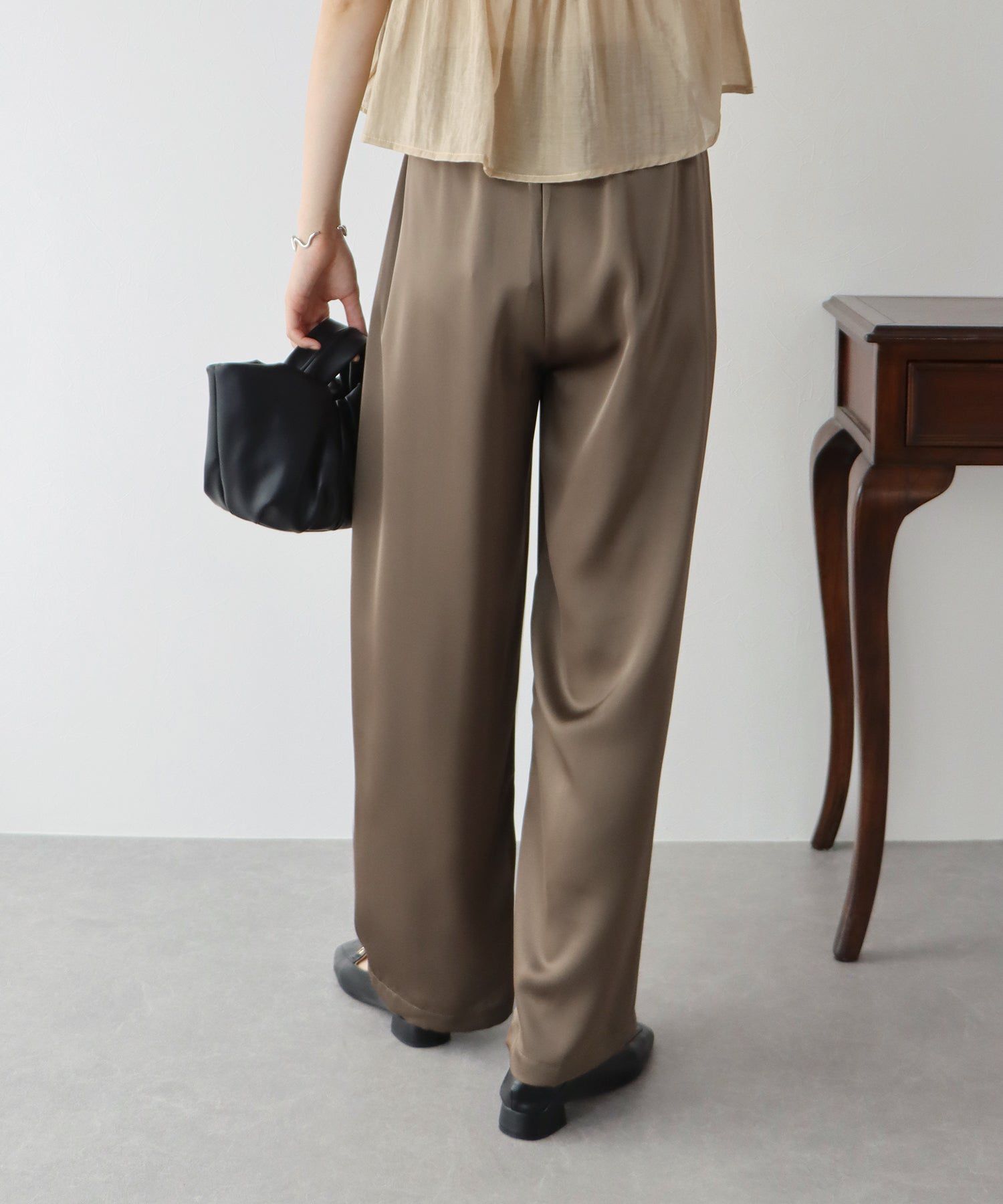 日本 BLUE EAST - 緞面光澤感垂墜感長褲-黑