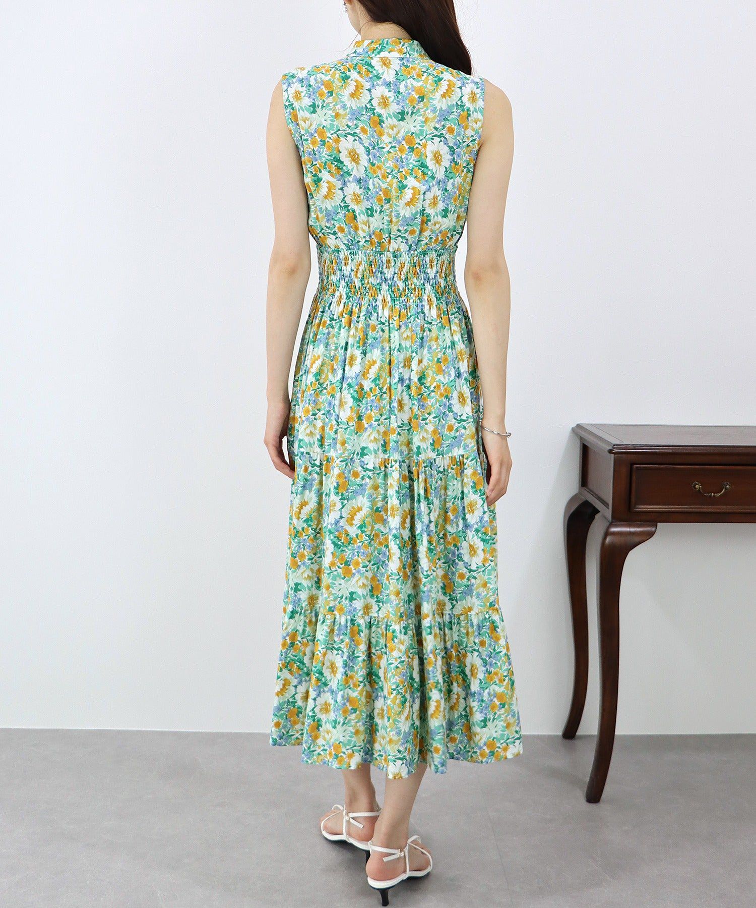 日本 BLUE EAST - 優雅小V領無袖洋裝-素色-摩卡