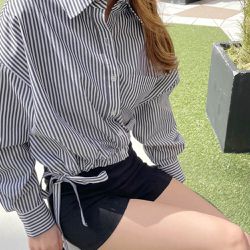 日本 GRL - 腰綁帶修身俐落短版條紋襯衫-黑 (F)