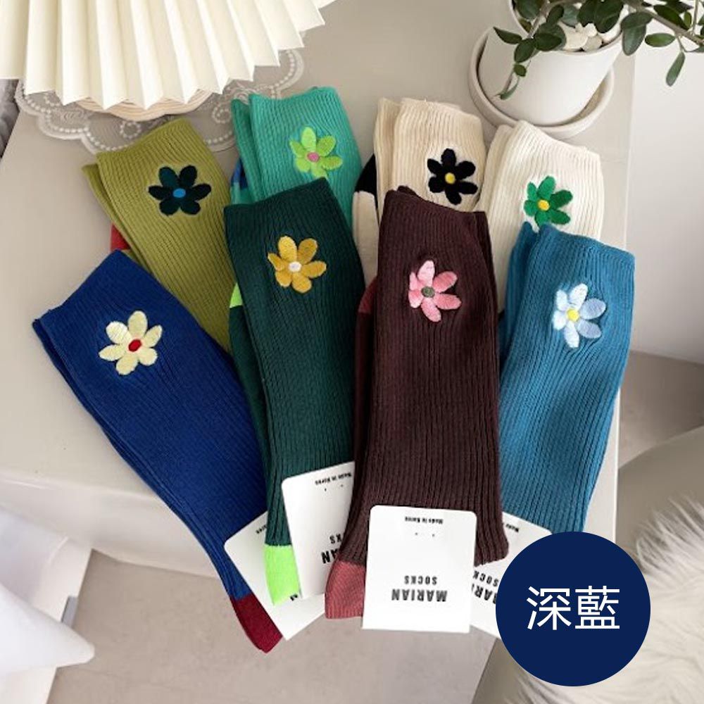 小花刺繡直紋中筒襪-鵝黃花-深藍 (Free)