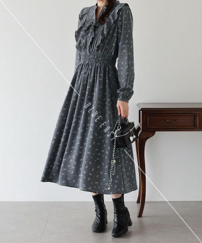 日本 BLUE EAST - 成熟摺邊典雅小花束腰長袖洋裝-黑