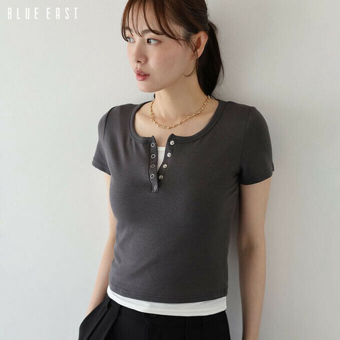 日本 BLUE EAST - 亨利領合身美型短袖上衣-水藍