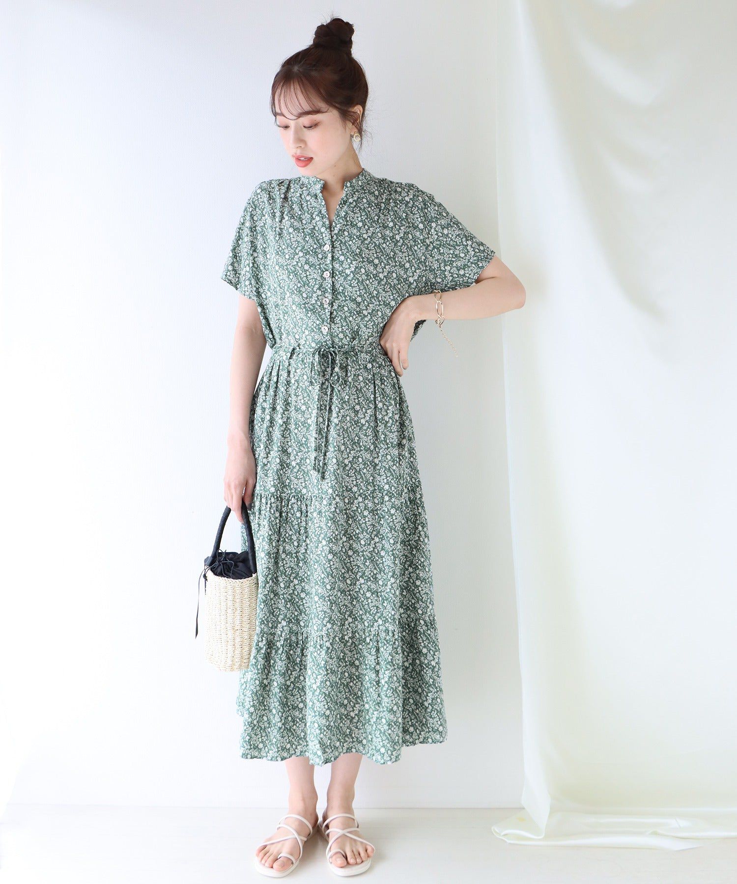 日本 BLUE EAST - 氣質小V領排釦短袖洋裝-碎花-深藍 (M(Free))