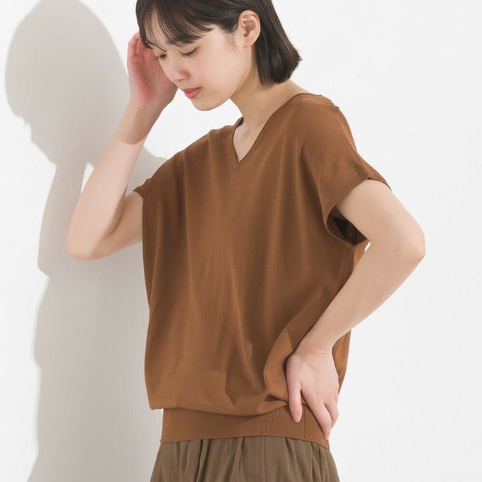 日本 OMNES - 接觸冷感 優雅小V領短袖上衣-棕色系條紋