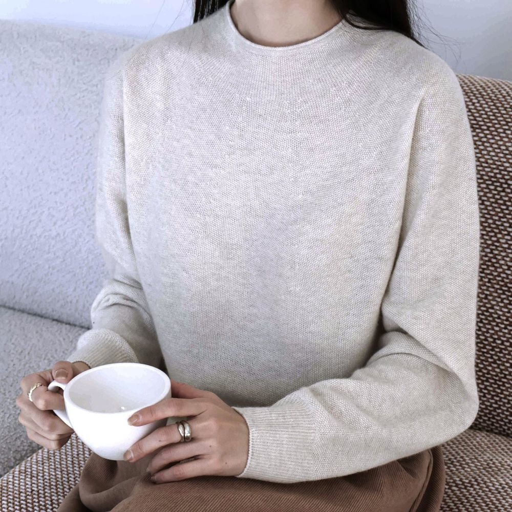 柔軟美麗諾羊毛無縫後頸小開衩長袖針織上衣-燕麥米 (FREE)