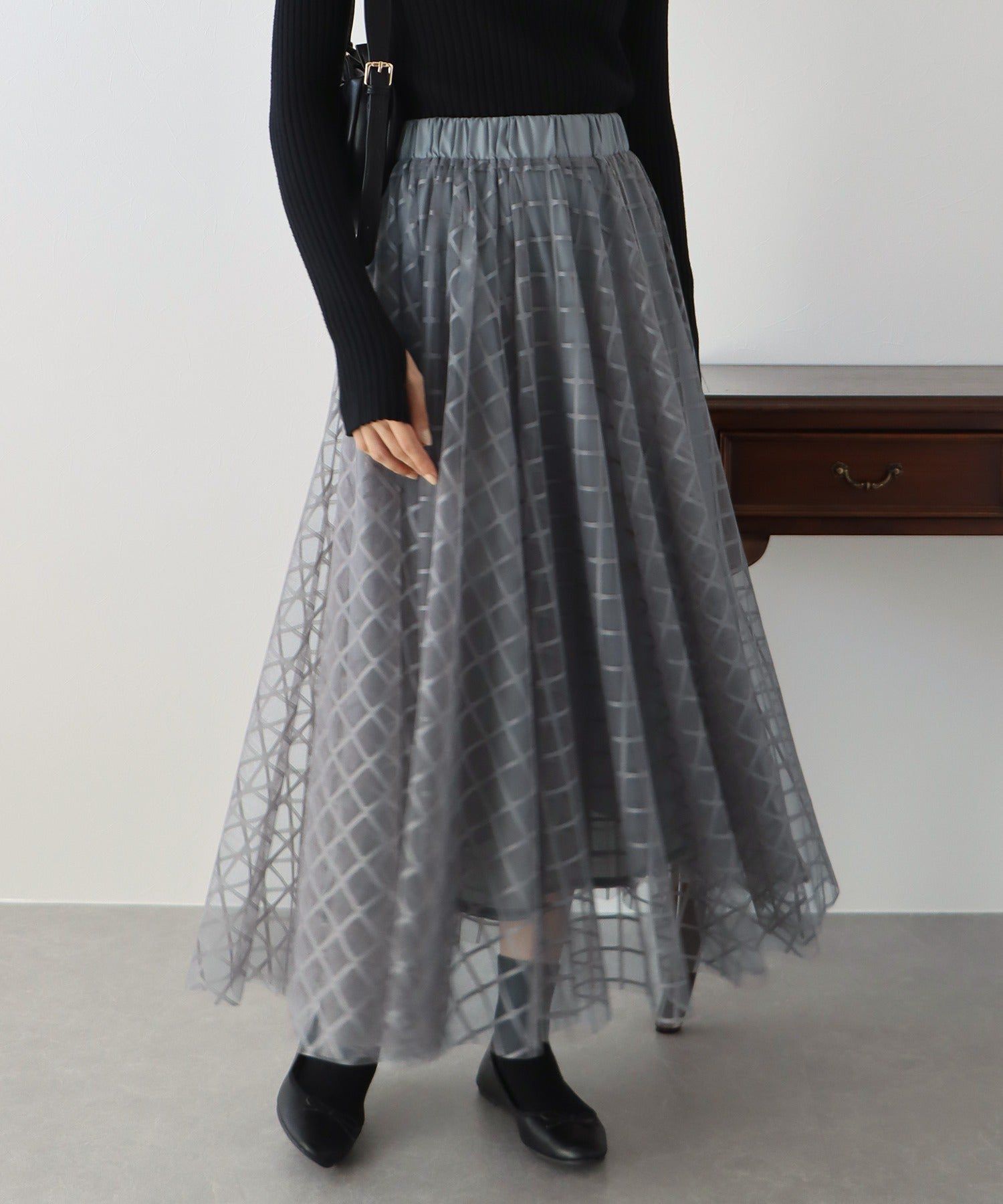 日本 BLUE EAST - 優雅格紋修身紗裙-簡約黑