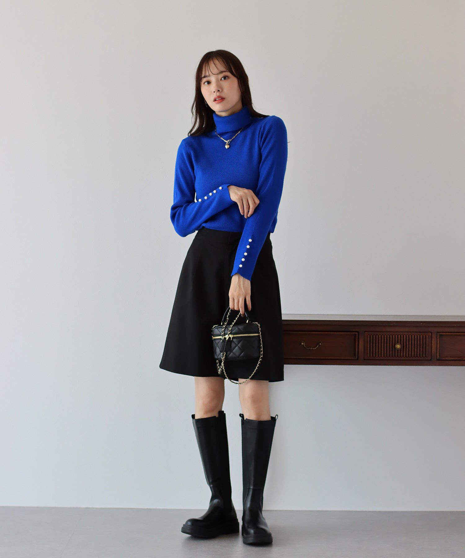 日本 BLUE EAST - 珍珠釦高領羅紋針織上衣-寶藍