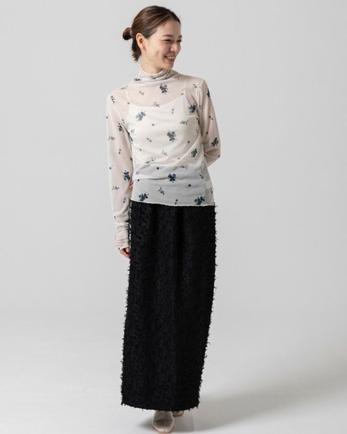 日本 gleam - 優雅小花木耳邊透膚高領長袖上衣-黑x紅花