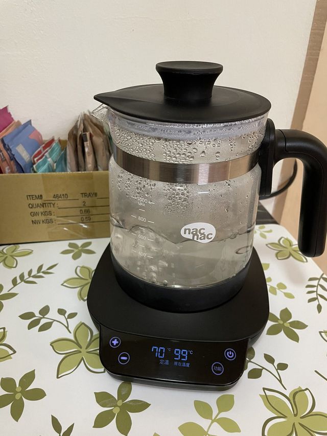 nacnac的很好用阿~又好看XD操作起來很簡單~連我婆婆都會用~~而且又可以單度調溫, 之前還很猶豫要不要買, 後來真的覺得買對了! 還可以拿來泡茶泡咖啡~~一機多用