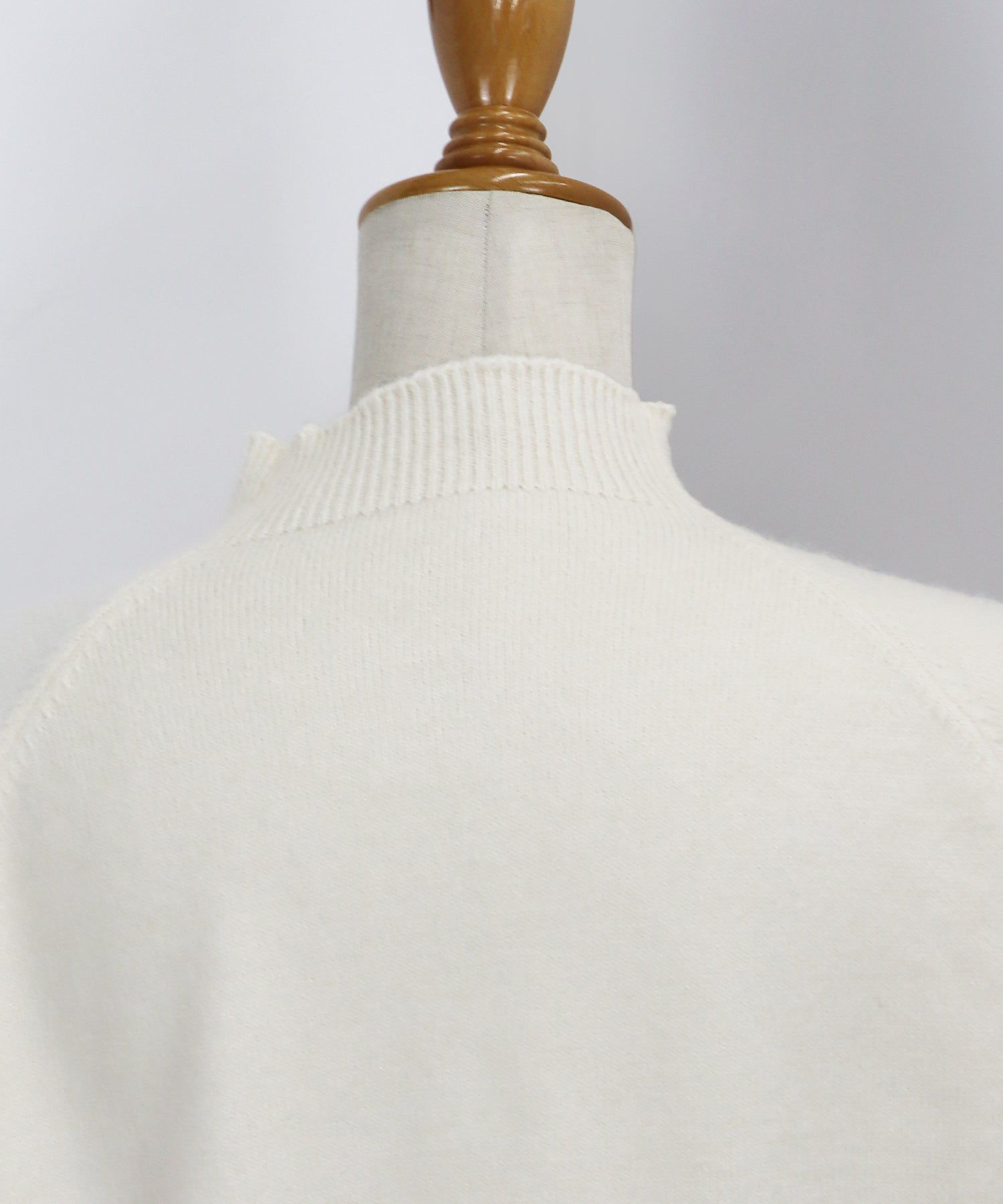 日本 BLUE EAST - 小圓金釦立領薄針織上衣-米杏