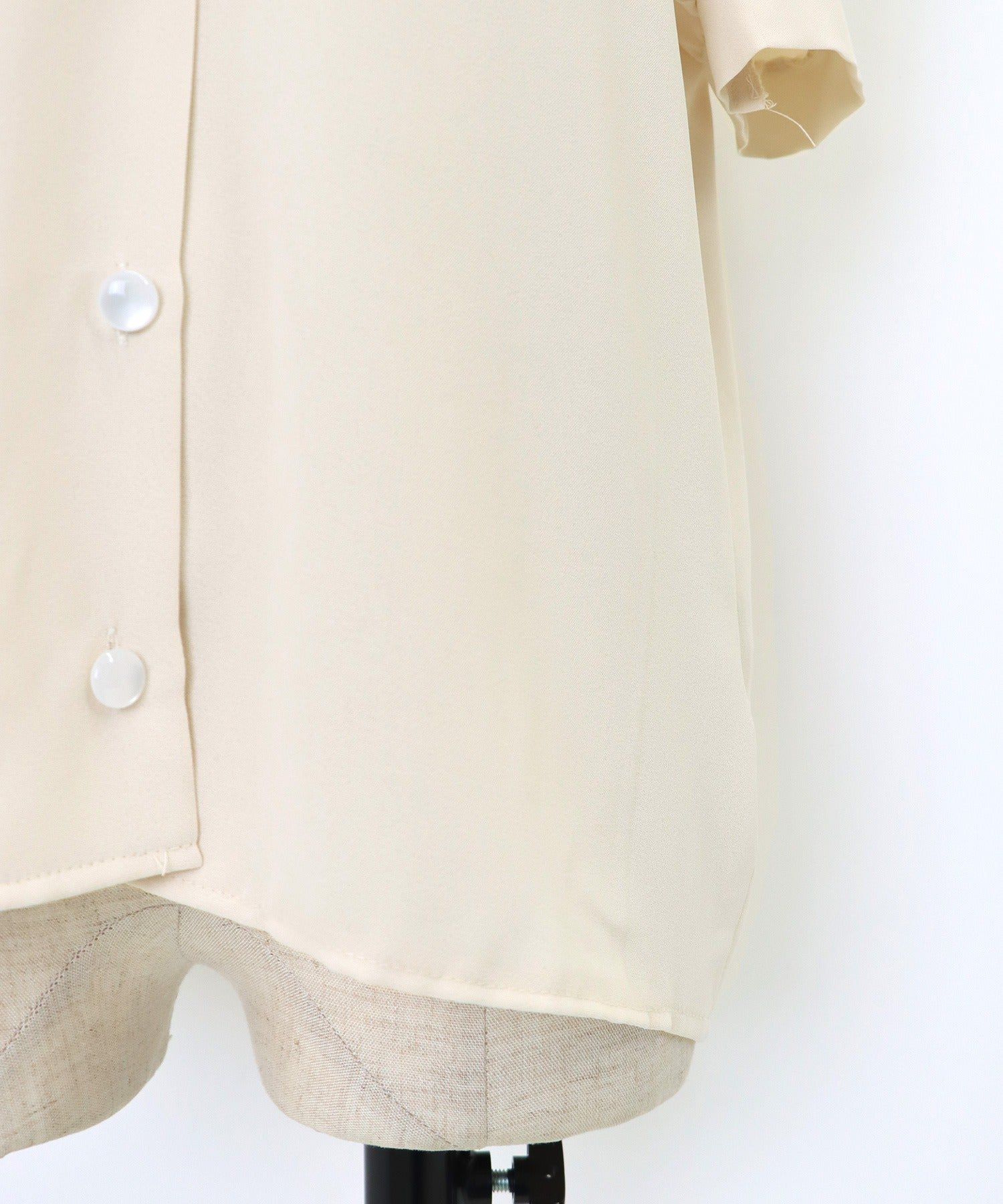 日本 BLUE EAST - 氣質V領珍珠釦短袖襯衫-淺米杏