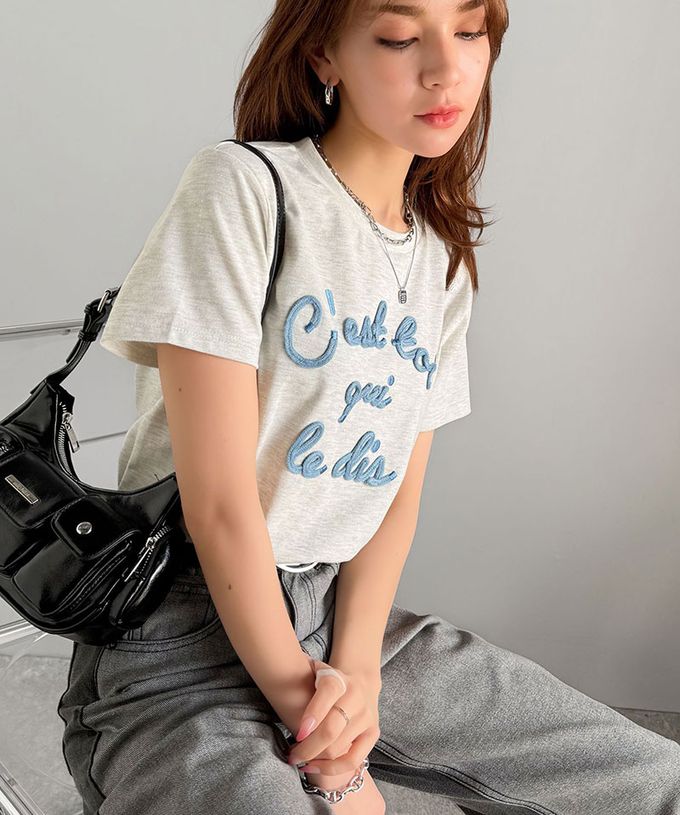 日本 Classical Elf - mily bilet 鮮明立體刺繡率性短袖T恤-紅字-白