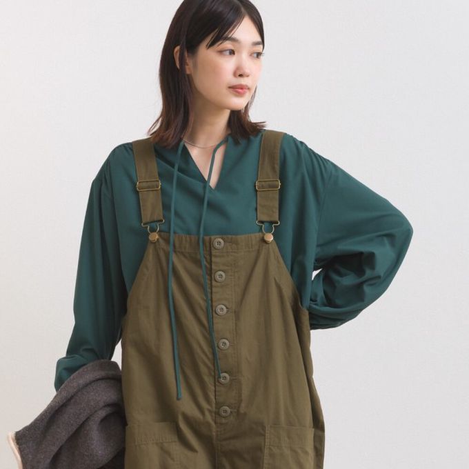 日本 OMNES - 柔滑科技棉 俐落感綁帶澎袖上衣-濃綠