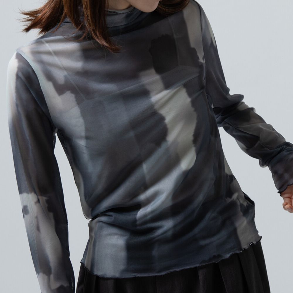 水彩畫風透膚皺摺高領長袖上衣-深淺灰系