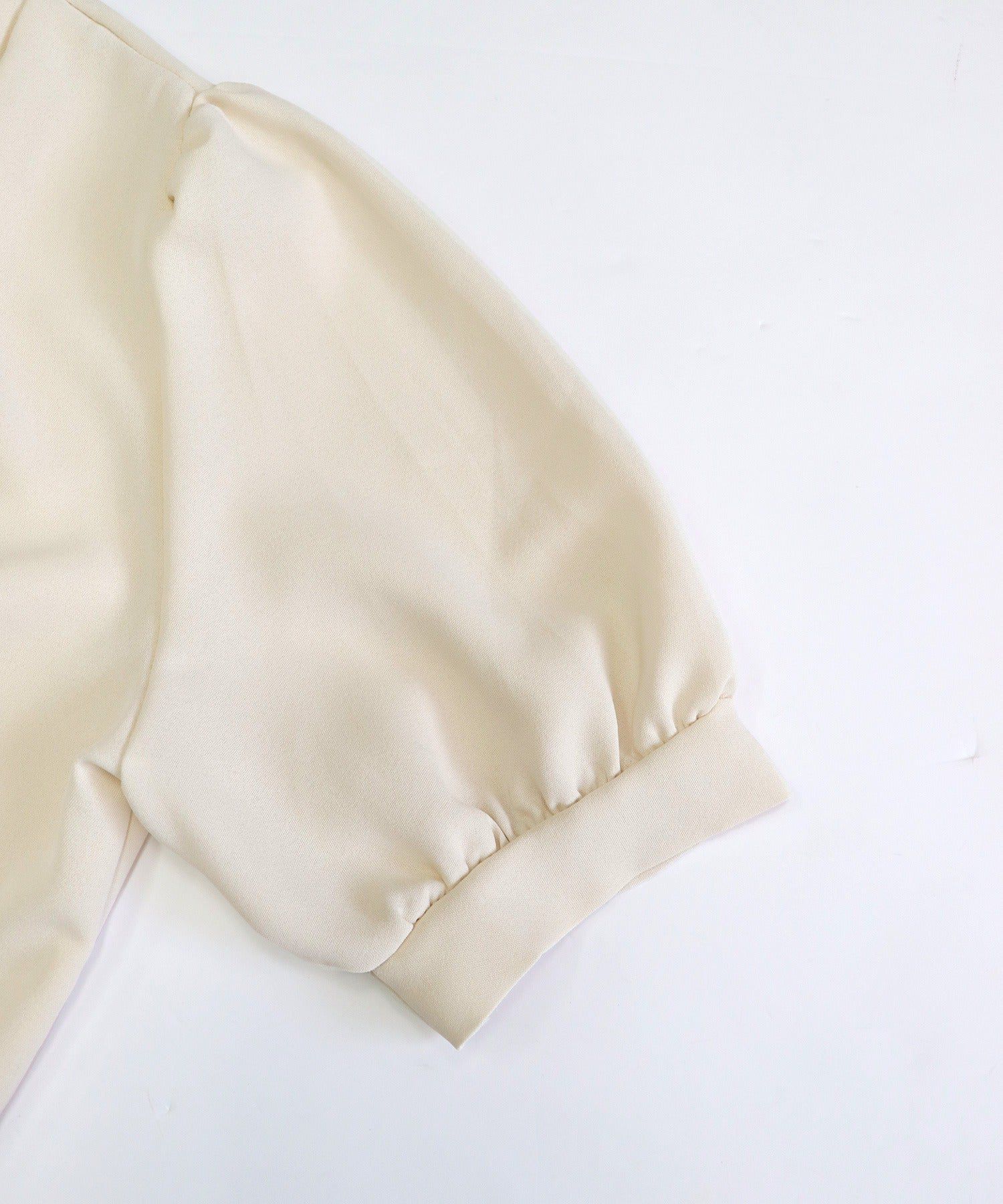 日本 BLUE EAST - 氣質V領珍珠釦短袖襯衫-淺米杏