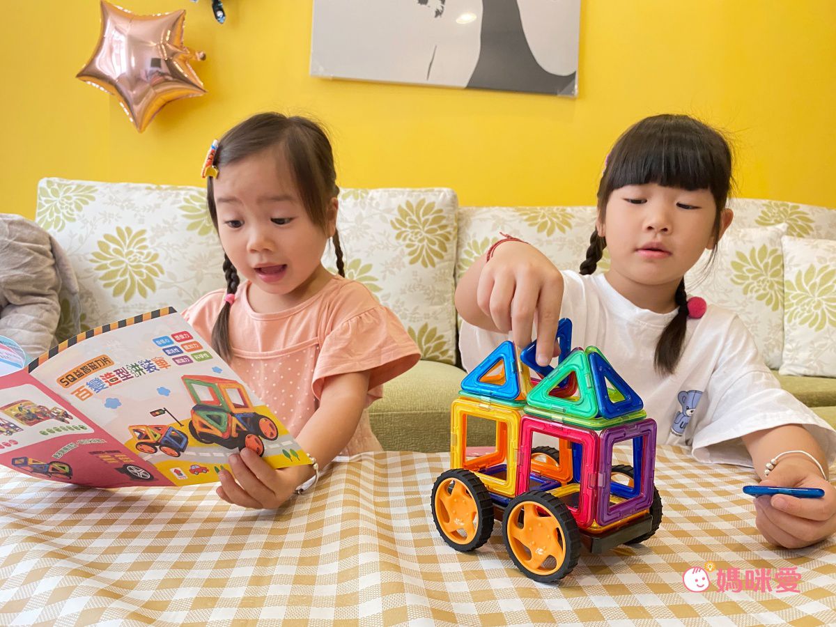 双美生活文創 - 5Q益智磁力片：百變造型拼裝車-內附10個三角形磁力片+10個正方形磁力片+2個輪子+1本造型教學書