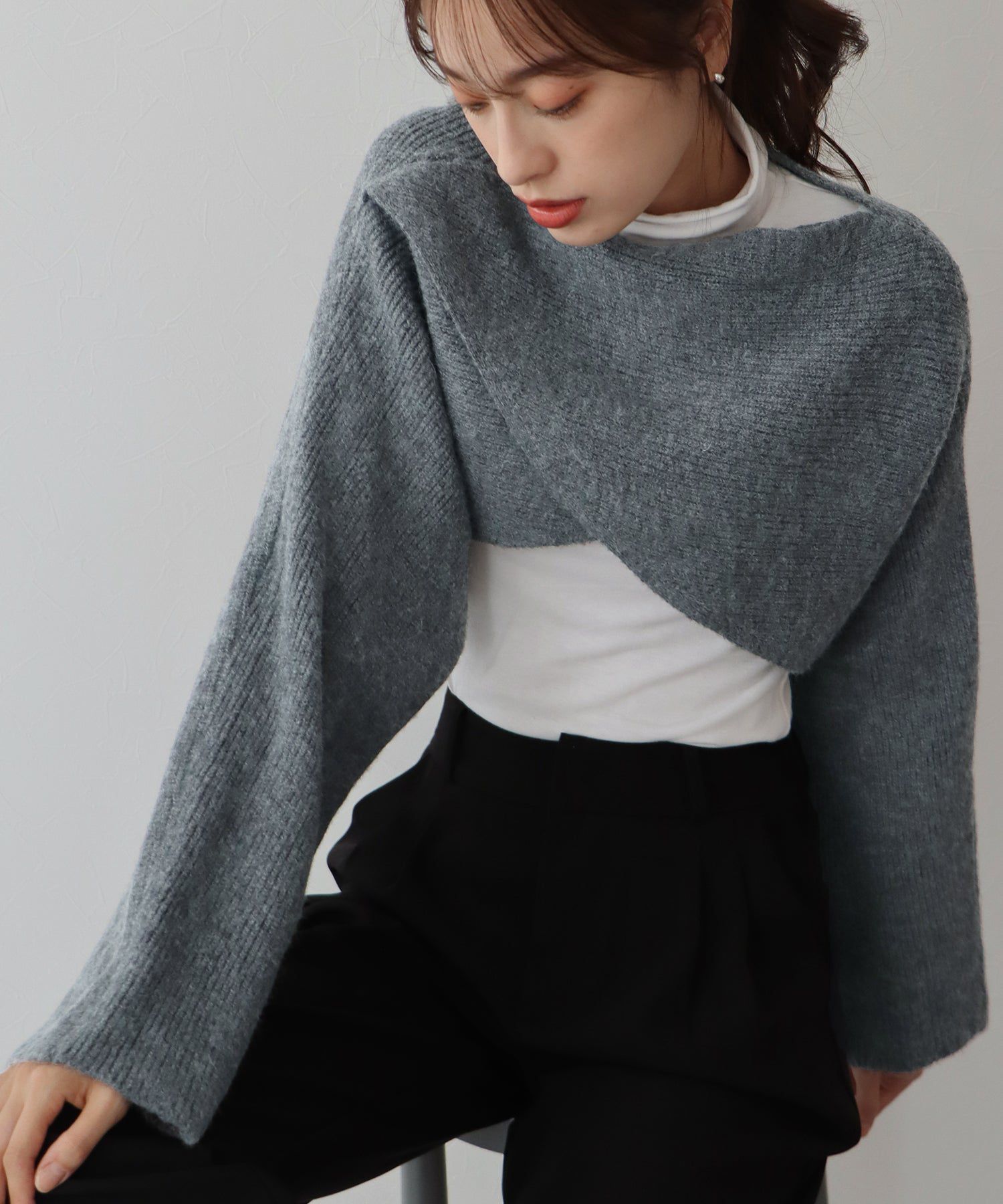 日本 BLUE EAST - 交叉短版針織長袖罩衫-淺灰