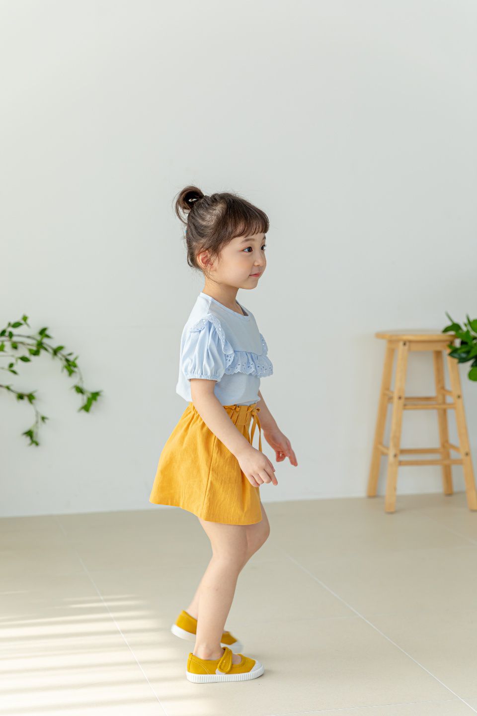 韓國 Orange Mom - 鏤空荷葉滾邊領上衣-淺粉紅