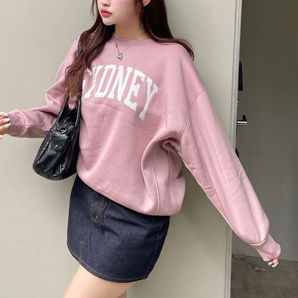 英文刺繡寬鬆休閒大學T-SYDNEY-粉紅 (F)