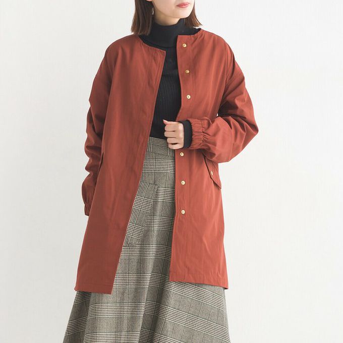 日本 OMNES - 撥水加工 休閒無領中長版風衣外套-磚橘紅