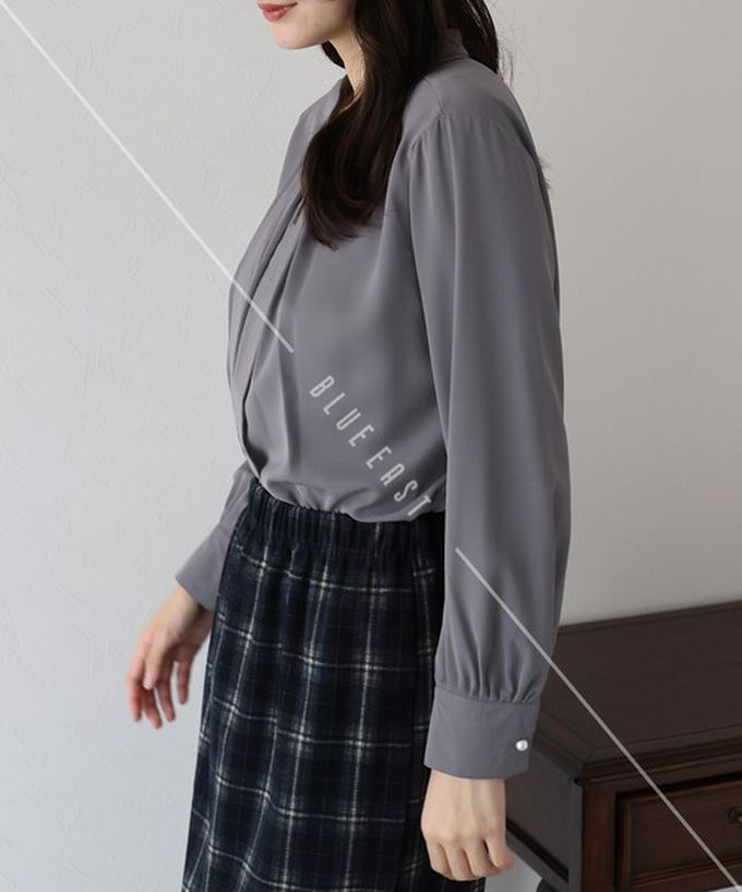 日本 BLUE EAST - 2way領知性整潔感打褶長袖上衣-珍珠袖扣-卡其杏