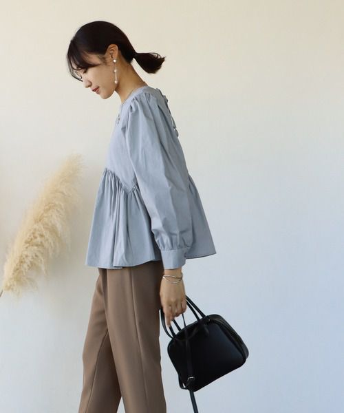 日本 BLUE EAST - 美背綁帶抓皺澎澎長袖上衣-白