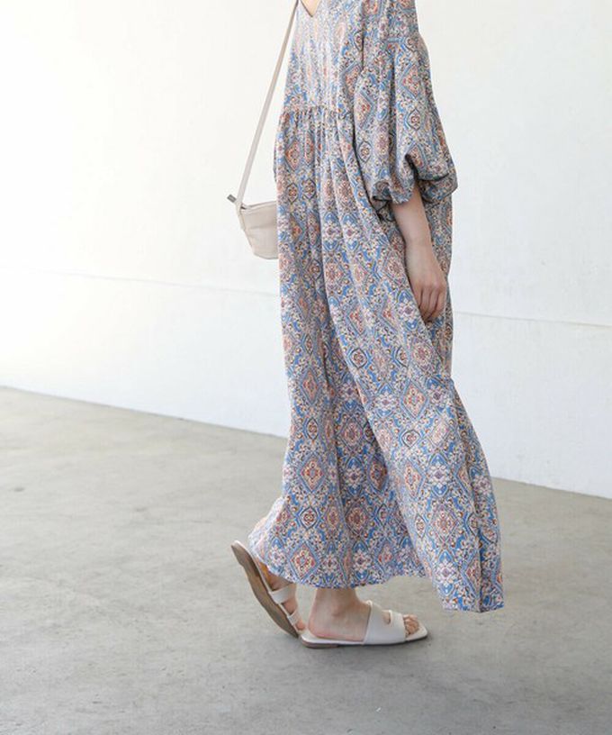 日本 Bab - 滿版歐風印花V領泡泡寬袖洋裝-深藍系