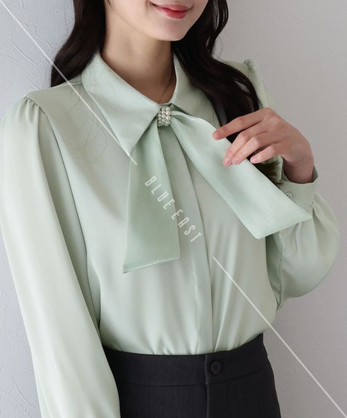 日本 BLUE EAST - 華美珍珠墜飾蝴蝶結緞面長袖襯衫-淺綠 (M)