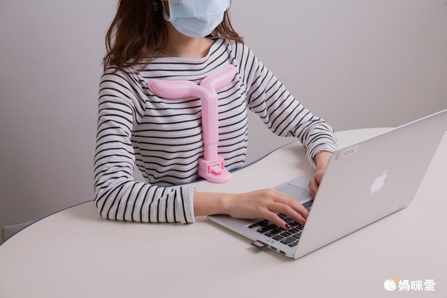 兒童防駝背坐姿桌面支架-淡粉色 (長20.8x高19x寬7.38cm)