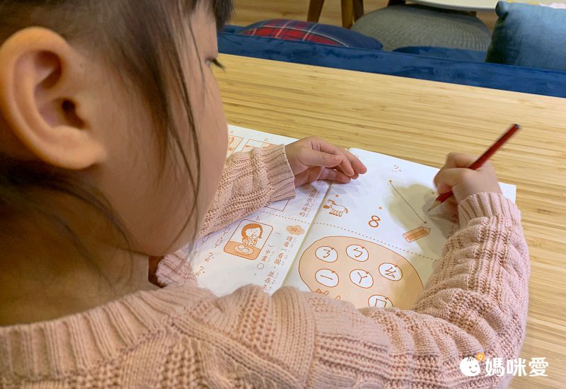 《嘎嘎的光照書》照光就能看見身體器官