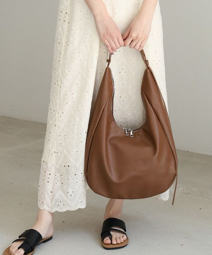 日本 Bab - 俐落雙拉鍊彎月形質感肩背包-米白