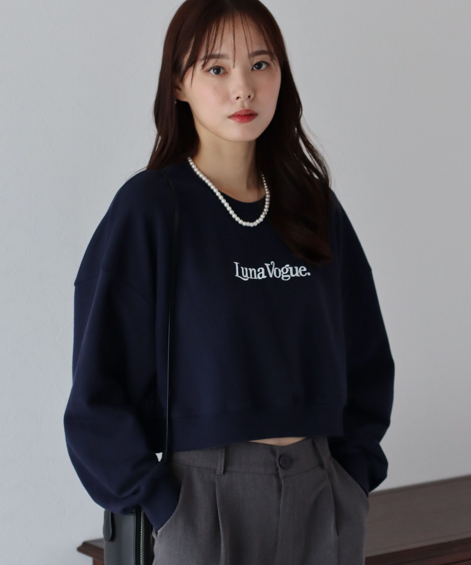 日本 BLUE EAST - 圓領短版刺繡大學T-卡其