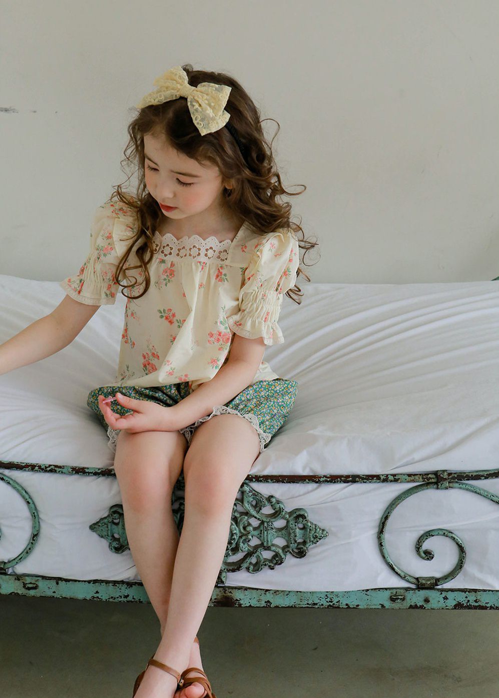 韓國 PuellaFLO - ㄩ字領公主袖花花上衣-米黃