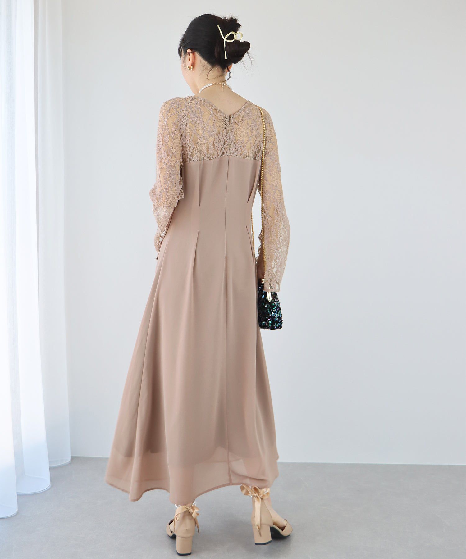 日本 BLUE EAST - 優雅V領蕾絲袖拼接洋裝-經典黑