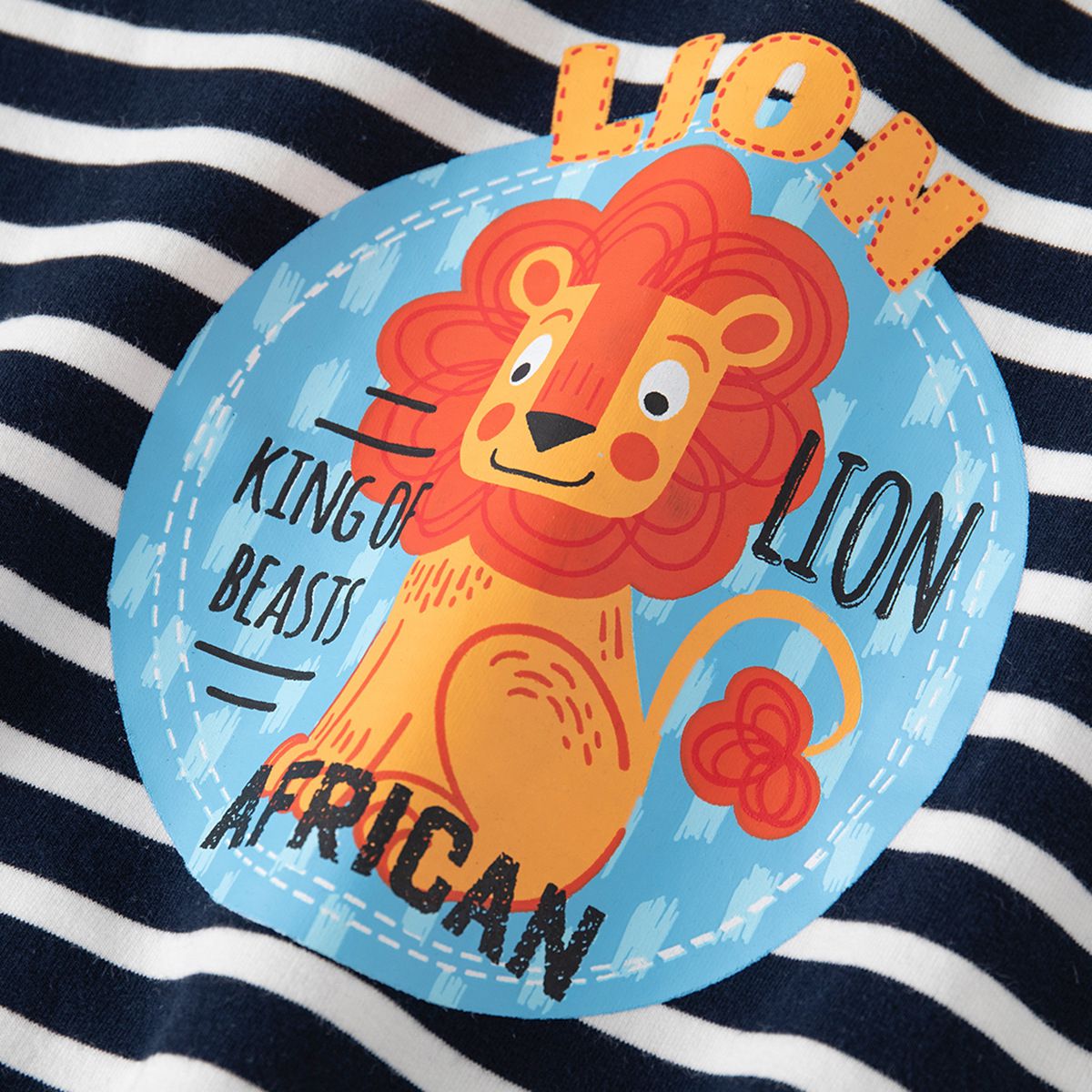 WELLKIDS - 時尚翻領假兩件長袖上衣/大學T-獅子+條紋-黑+白