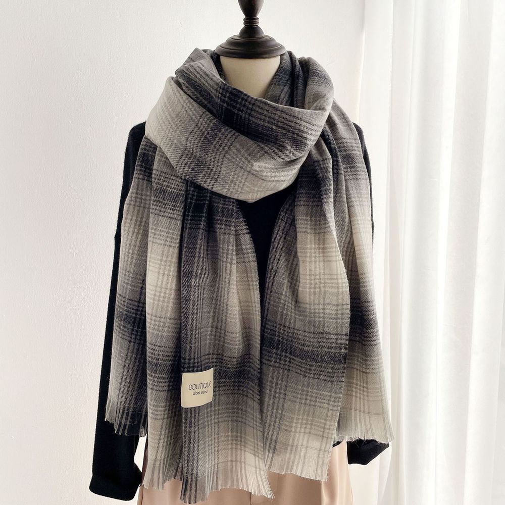 編媽精選 - 柔暖羊毛混棉細針織圍巾-漸層黑白 (208x73cm)