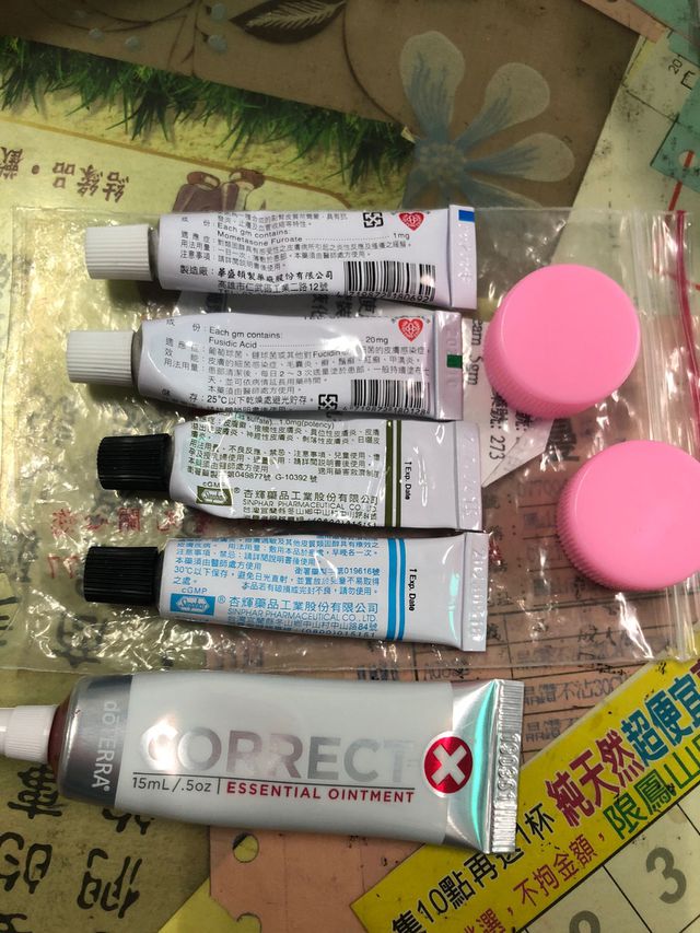 這是目前我們手邊備的藥膏，最下面那是我最近跟我同學拿的舒緩膏，藥真的太多了！我家寶寶還是常常蚊蟲咬就全身過敏的，祝福寶寶快快好