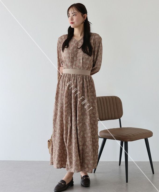 日本 BLUE EAST - 成熟花卉飄逸感V領長袖洋裝-摩卡