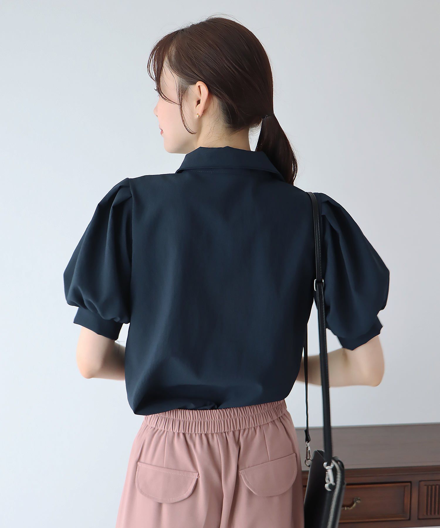 日本 BLUE EAST - 優雅百搭泡泡短袖襯衫-深藍