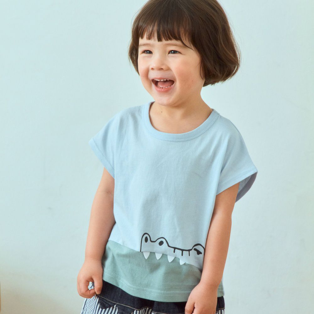 First Blue 鱷魚偷看圖案落肩袖上衣-淺藍