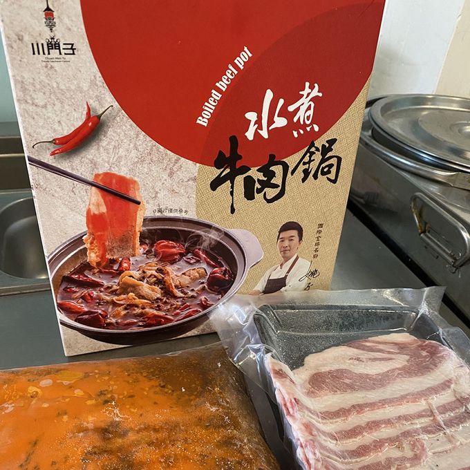 拌伴餐飲 - 【川門子】招牌水煮牛肉鍋-麻辣湯包800g 安格斯生牛肉片200g)共1000gx1盒