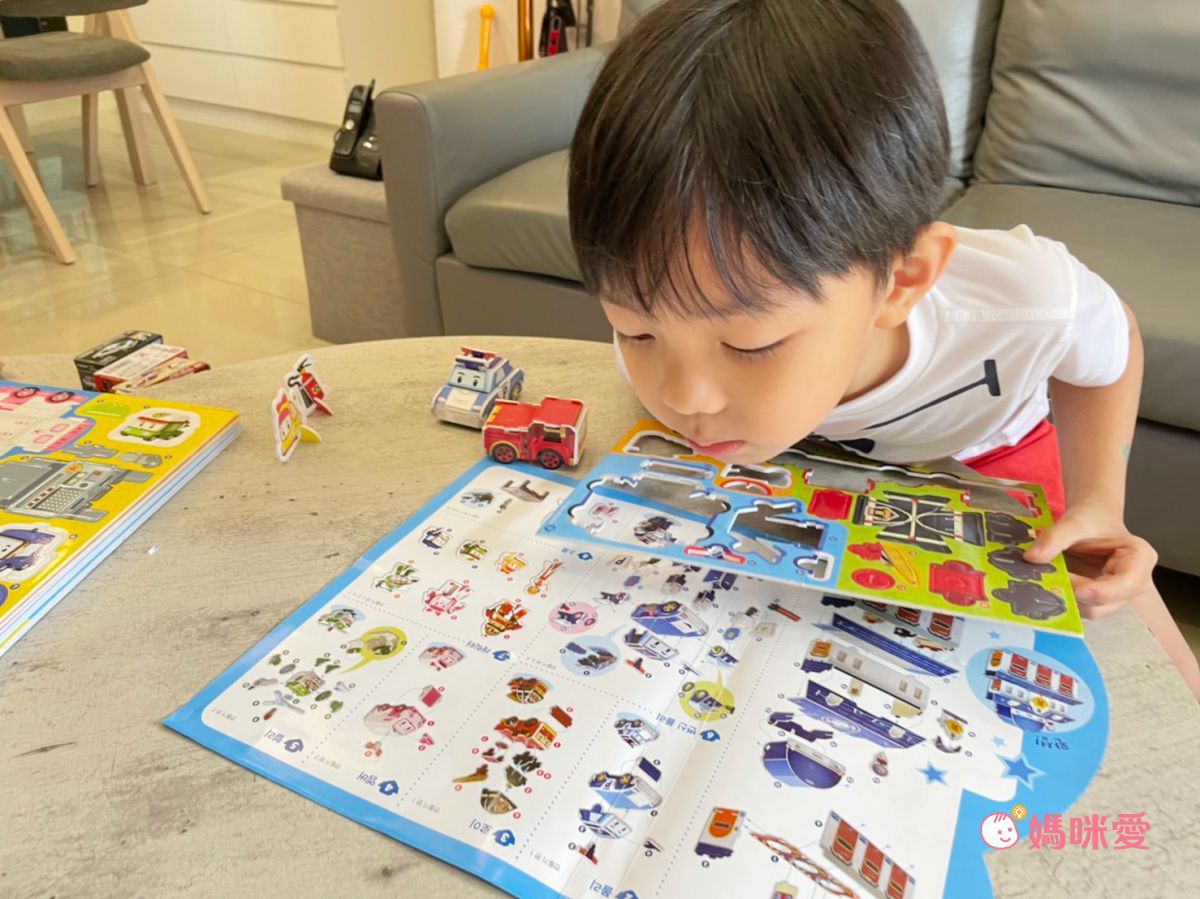 韓國最夯【韓國 ROI BOOKS】閃亮換裝寶石貼、公主彩妝遊戲書