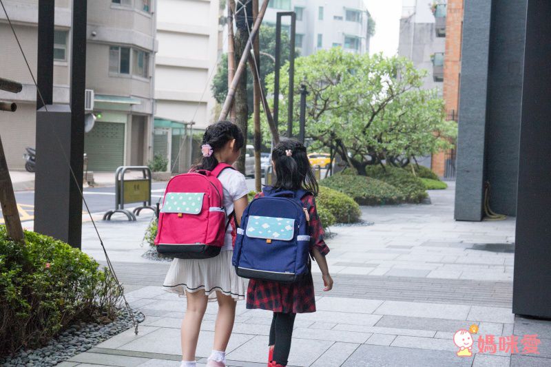 超輕量 ✪ niizo 小學生清新風護脊書包