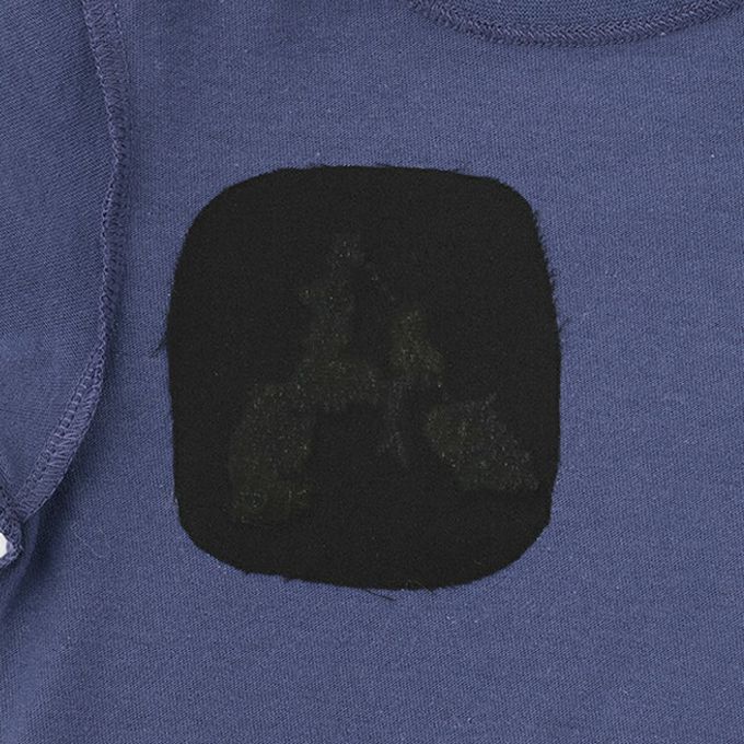 日本 petit main - 荷葉邊英文刺繡短袖上衣-K-黑x白