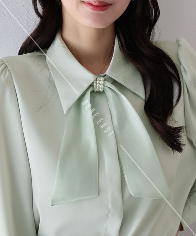 日本 BLUE EAST - 華美珍珠墜飾蝴蝶結緞面長袖襯衫-淺綠 (M)
